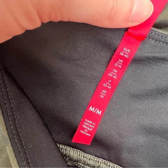 Spanx Look At Me Now Green Camo Leggings size M - Picture 7 of 8